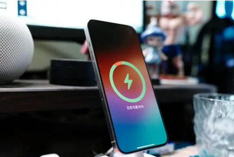 青龙苹果15换屏服务分享用什么充电器给iPhone15充电更好 